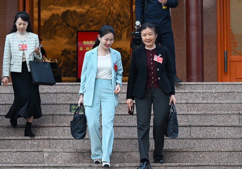 3月7日,十四屆全國人大四次會議重慶代表團舉行會議,分組審查計劃報告和預算報告。會后,全國人大代表龔定玲、陳瑋、戎蓉(從左到右)走出分組審議會場。記者 龍帆 攝