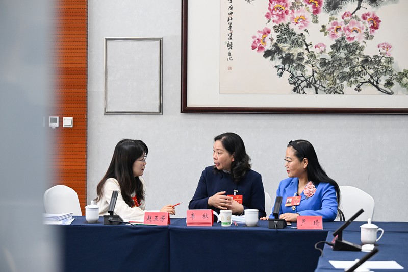 3月7日,十四屆全國人大四次會議重慶代表團舉行會議,分組審查計劃報告和預算報告。會議間隙,全國人大代表趙玉芳、李秋、嚴琦(從左到右)圍繞網絡內容建設相關話題進行討論。記者 龍帆 攝
