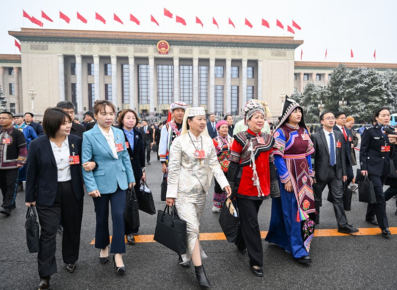 2026年3月5日上午,十四屆全國人大四次會議在人民大會堂開幕。會后,代表們步出大會堂。記者 龍帆 攝