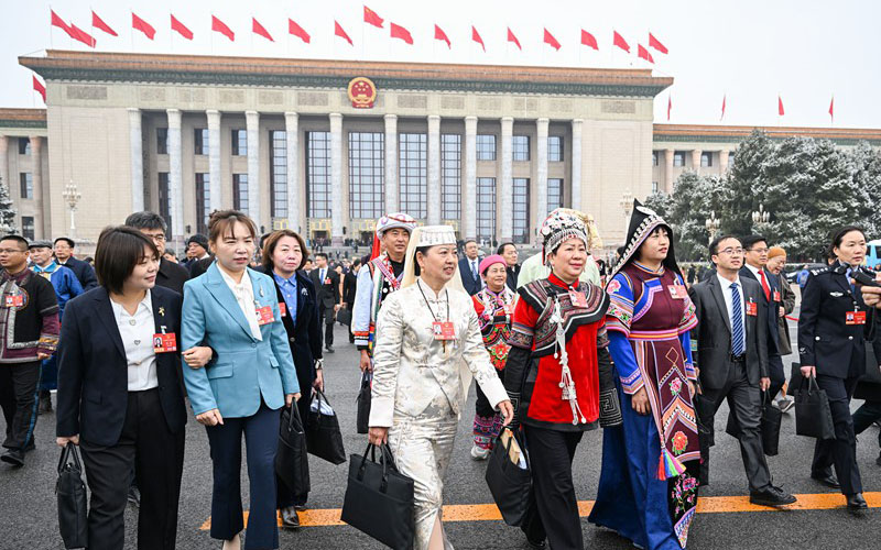 2026年3月5日上午，十四屆全國人大四次會議在人民大會堂開幕。會后，代表們步出大會堂。記者 龍帆 攝