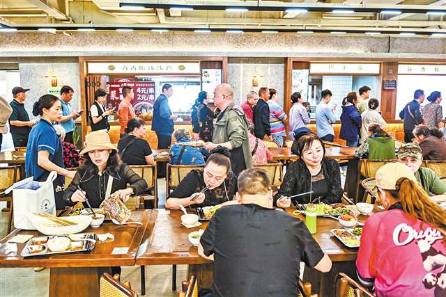 九龙坡区谢家湾街道民主村，居民正在社区食堂就餐。（本报资料图片）记者 郑宇 摄/视觉重庆