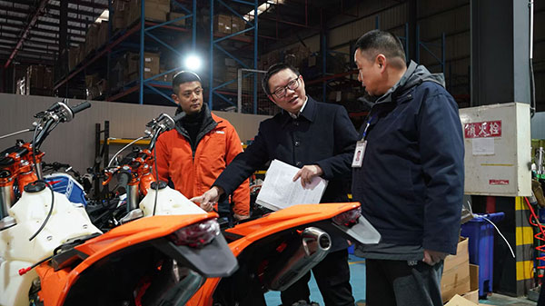走访企业。中国银行重庆市分行供图