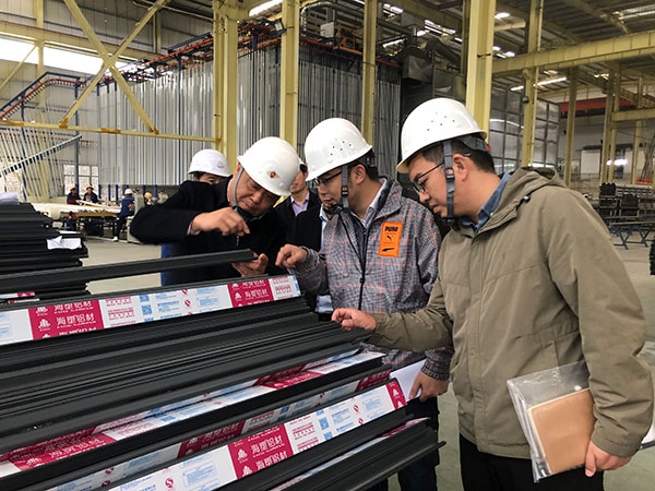 走访企业。中国银行重庆市分行供图