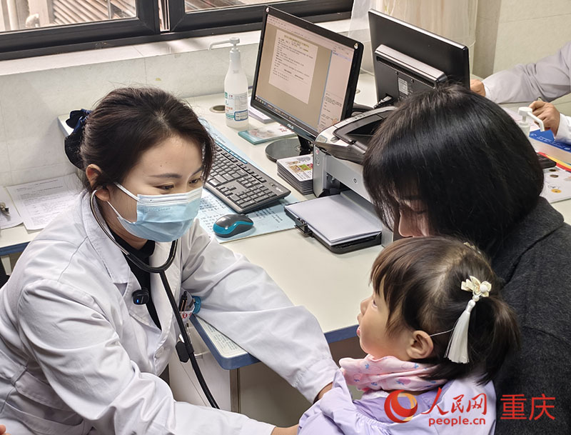 2025年3月18日,重庆首张公共卫生医师处方在九龙坡区渝州路街道社区卫生服务中心开出。人民网记者 陈琦摄