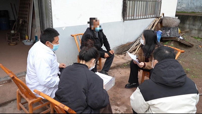 结核病防治专家和当地医生一起访视巫山县困难患者。重庆市结核病防治所供图