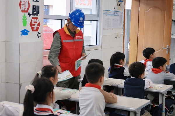 電力工人在學校宣傳用電安全知識。國網重慶大足供電公司供圖