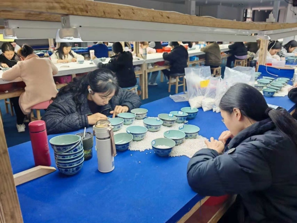 女工们正在加工珍珠穿链。大足区融媒体中心供图