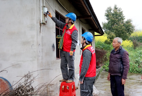 電力志願者為獨居老人開展入戶用電安全排查。國網重慶大足供電公司供圖