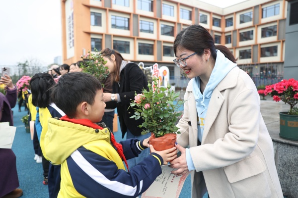 学生家长向学校捐赠苗木，用行动为孩子们树立榜样。