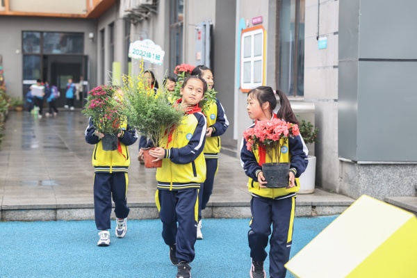 孩子们前往活动现场。