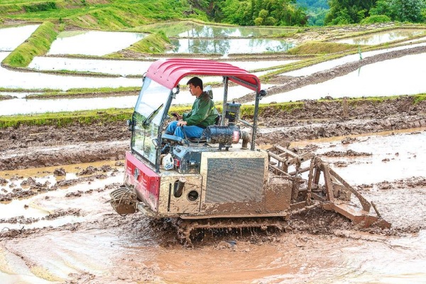 種植戶運用機械整理田地。趙家街道供圖
