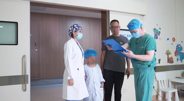 重庆市人民医院两江院本部，医护人员与患者及家属做日间手术术前沟通。重庆市人民医院供图