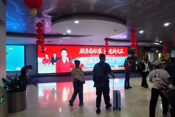 2026年春运期间，新大正广告亮相三亚凤凰国际机场。新大正供图