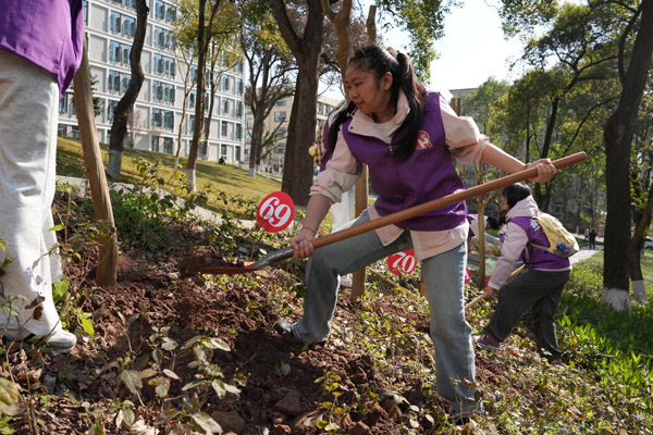 植树活动现场。王墨驰摄