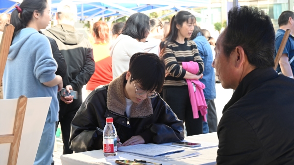 求职者认证填写个人简历。李波摄