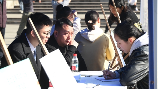 求职者与用工单位进行详细沟通。李波摄