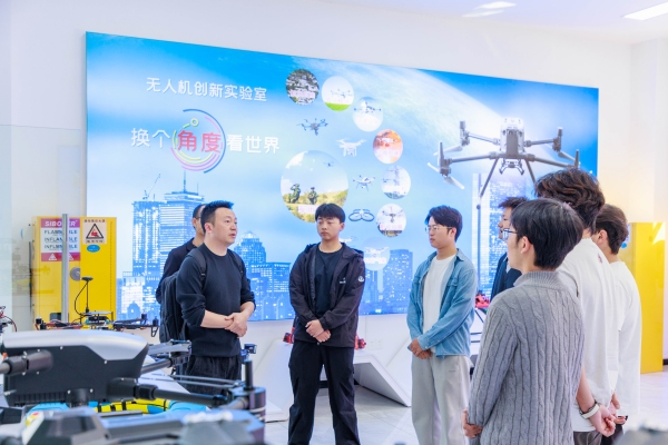 何濤在與學生交流。受訪單位供圖