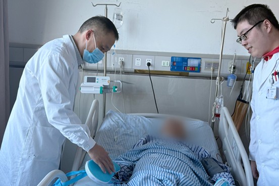 张云东查房中。重医大附三院（方大医院）供图