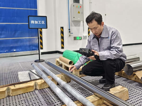 黃椿森對梯度納米軋輥開展性能測試。兩江協同創新區供圖