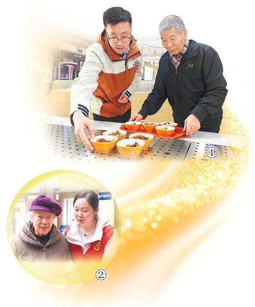 圖①：楊俊哲（左）幫老人選擇菜品。  　　本報記者 易舒冉攝  　　圖②：唐妮（右）陪社區老人聊天。  　　劉澤昌攝
