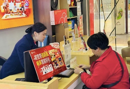 營業員在專席耐心詢問阿姨情況並安撫情緒。重慶聯通供圖