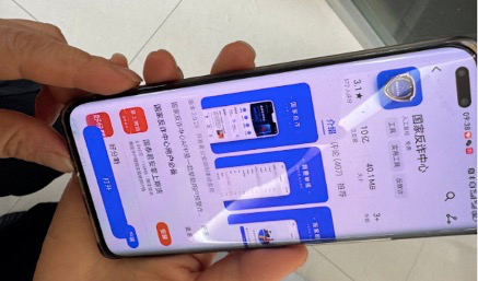 營業員為阿姨下載國家反詐中心APP。重慶聯通供圖