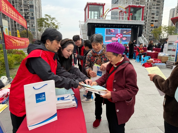 工作人员现场发放材料。主办方供图