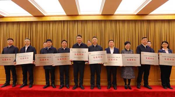 对“红岩先锋·模范机关”建设工作先进单位授牌。市委直属机关工委供图