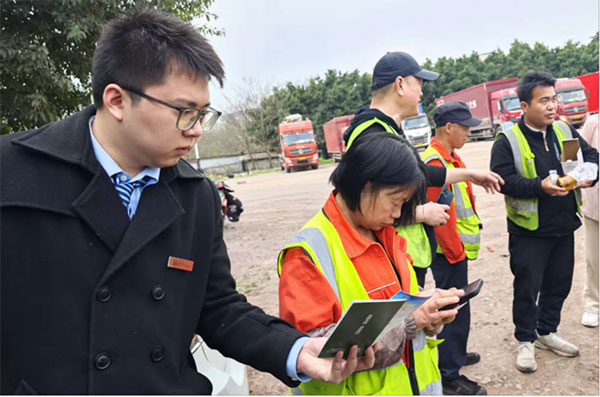 开展金融消费者权益保护宣传。重庆金融监管局供图