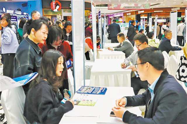 三月十三日，二○二六年沙坪壩區“春風行動暨就業援助季”融創茂專場招聘會現場。（受訪單位供圖）