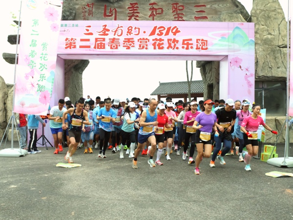 鳴槍開跑。鄺山山攝