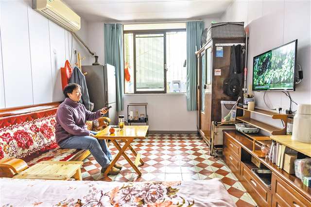 三月十六日，北碚區朝陽街道公園村，居民萬麗筠在改造后的家裡看電視。記者 李雨恆 攝\視覺重慶