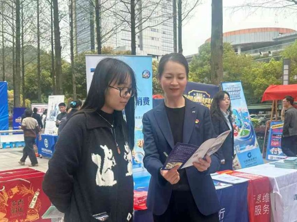 分行营业部党员志愿者向客户讲解金融知识。浦发银行重庆分行供图