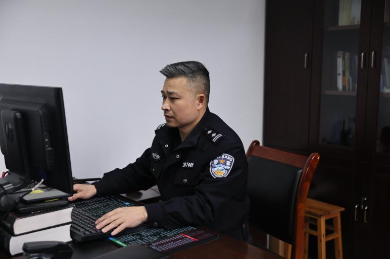 晏祥杰查阅资料。 警方供图 第1眼TV-华龙网发