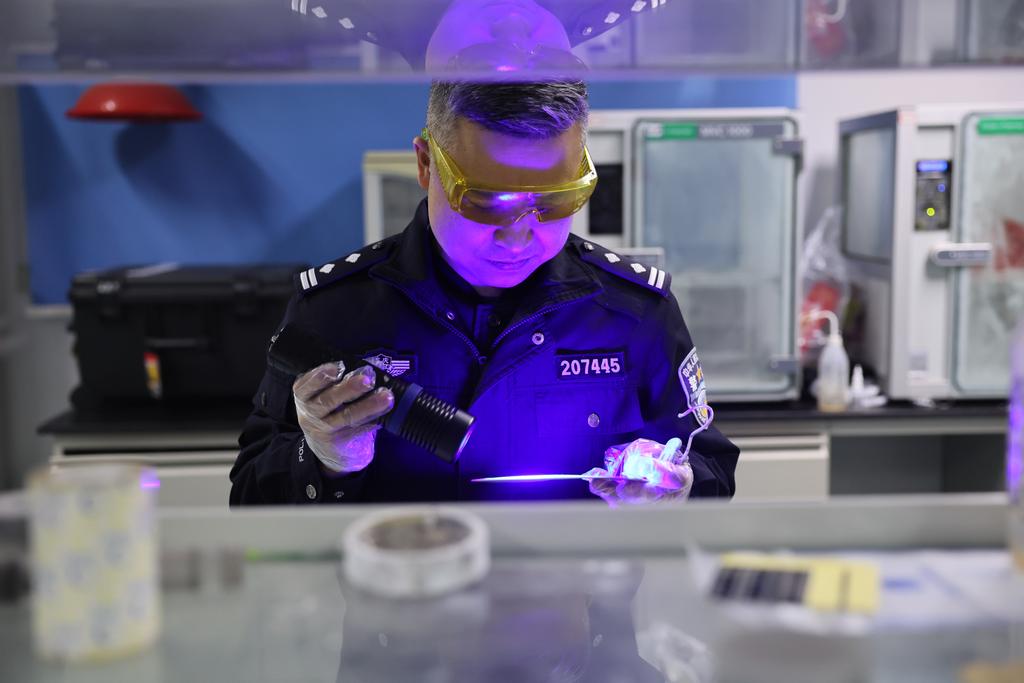 晏祥杰在工作中。 警方供图 第1眼TV-华龙网发