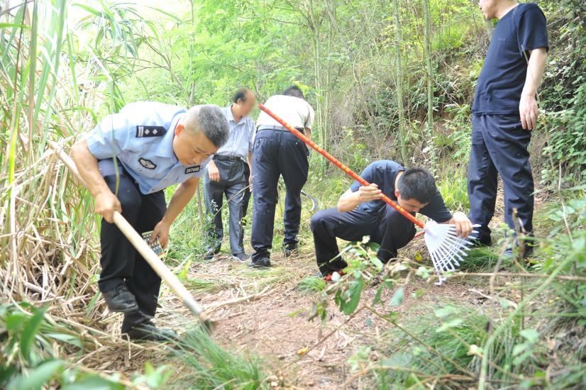 晏祥杰(左一)在现场勘查。 警方供图 第1眼TV-华龙网发