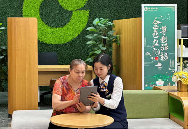 服务客户。中国人寿寿险重庆市分公司供图