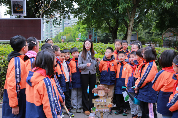 老师为学生讲解播种技巧。张源摄