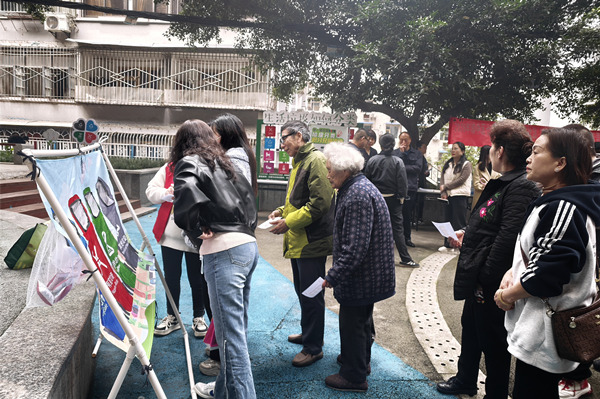 社区居民参与垃圾分类科普闯关游园活动。渝中区城市管理局供图