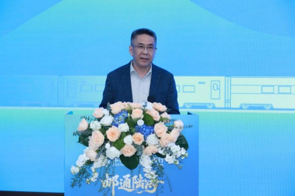 万祖齐致辞。邮储银行重庆分行供图