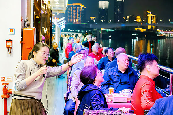 郭宏亮在带团途中为游客讲解。重庆工商职院供图