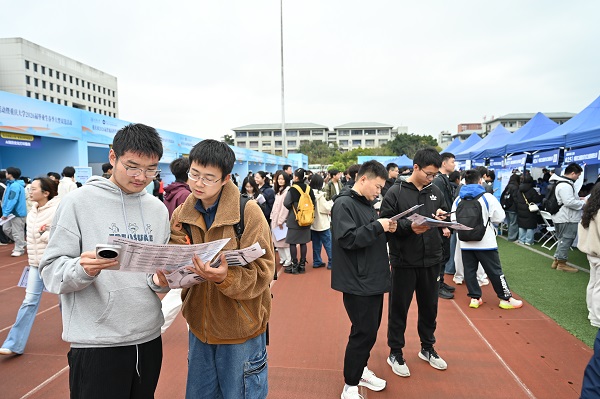 重庆春季双选会举行500余家企业现场揽才(图2)