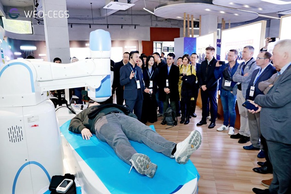 与会专家参观金山国际会议中心展厅。受访单位供图