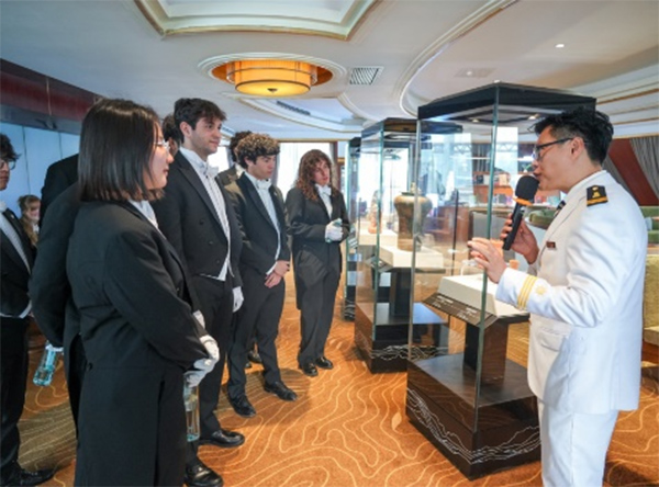 合唱团成员在船舱内参观。主办方供图