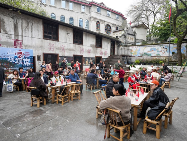 合唱团成员打卡山城巷坝坝席。主办方供图