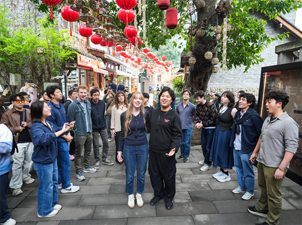 合唱团成员在十八梯即兴无伴奏合唱,为古朴街区注入青春艺术气息。主办方供图