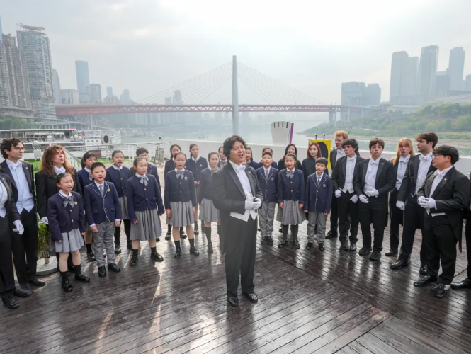 游轮甲板上,中外青少年深情合唱。主办方供图