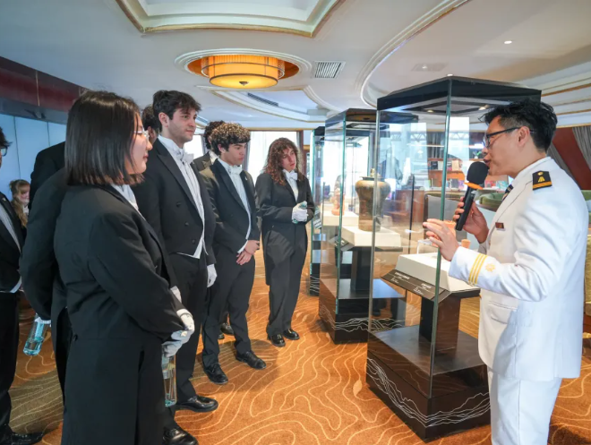 合唱团成员在船舱内参观。主办方供图