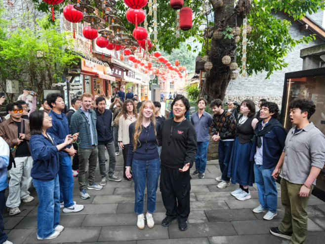 合唱团成员在十八梯即兴无伴奏合唱,为古朴街区注入青春艺术气息。主办方供图