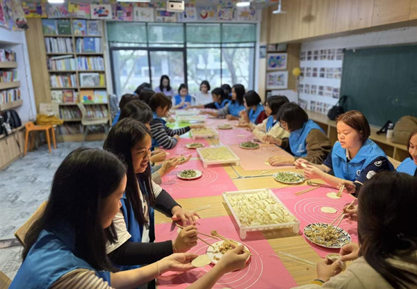 营员们体验包饺子。主办方供图